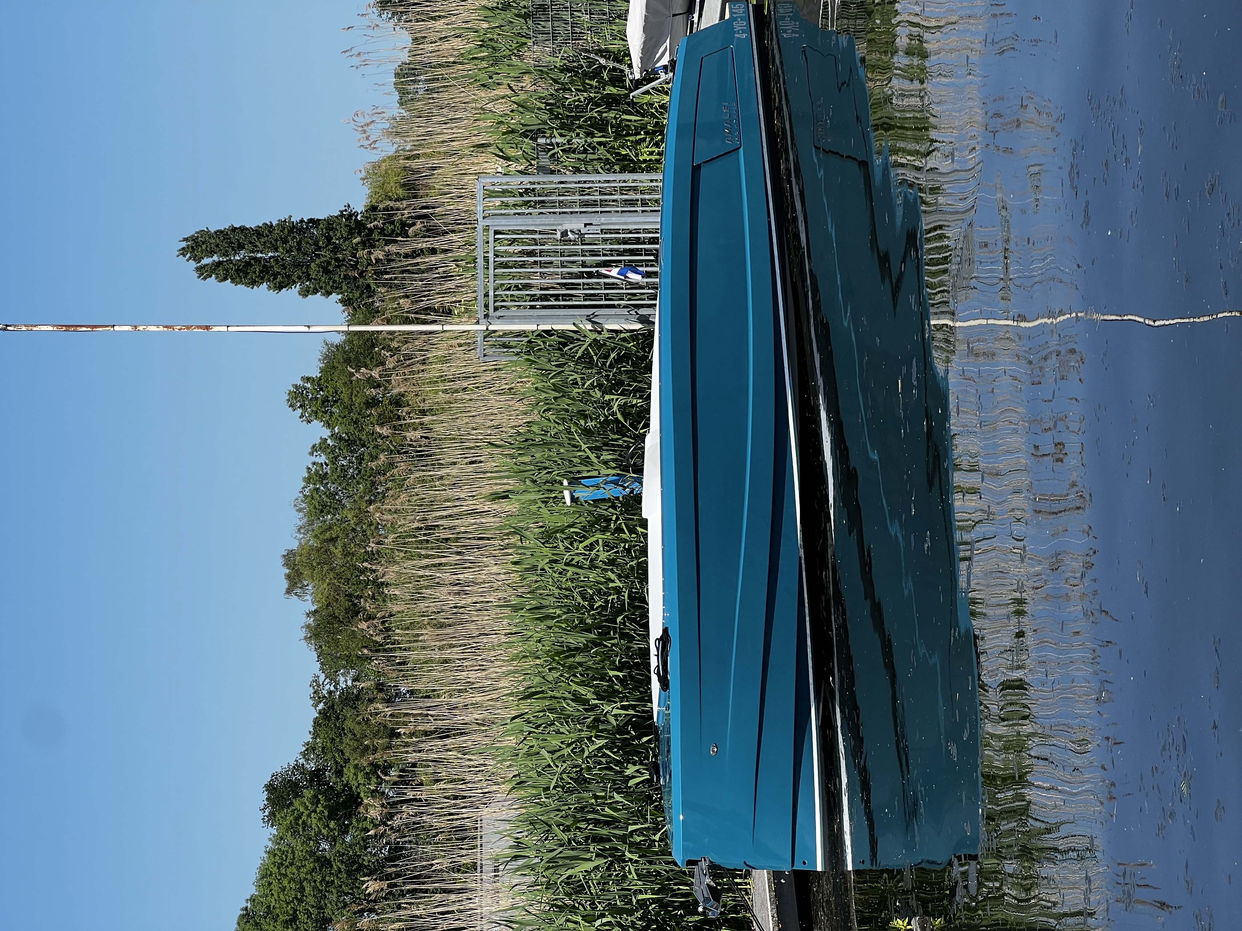 Sognare Amalfi 760 Hybrid aangemeerd met spiegelreflectie in kalm water