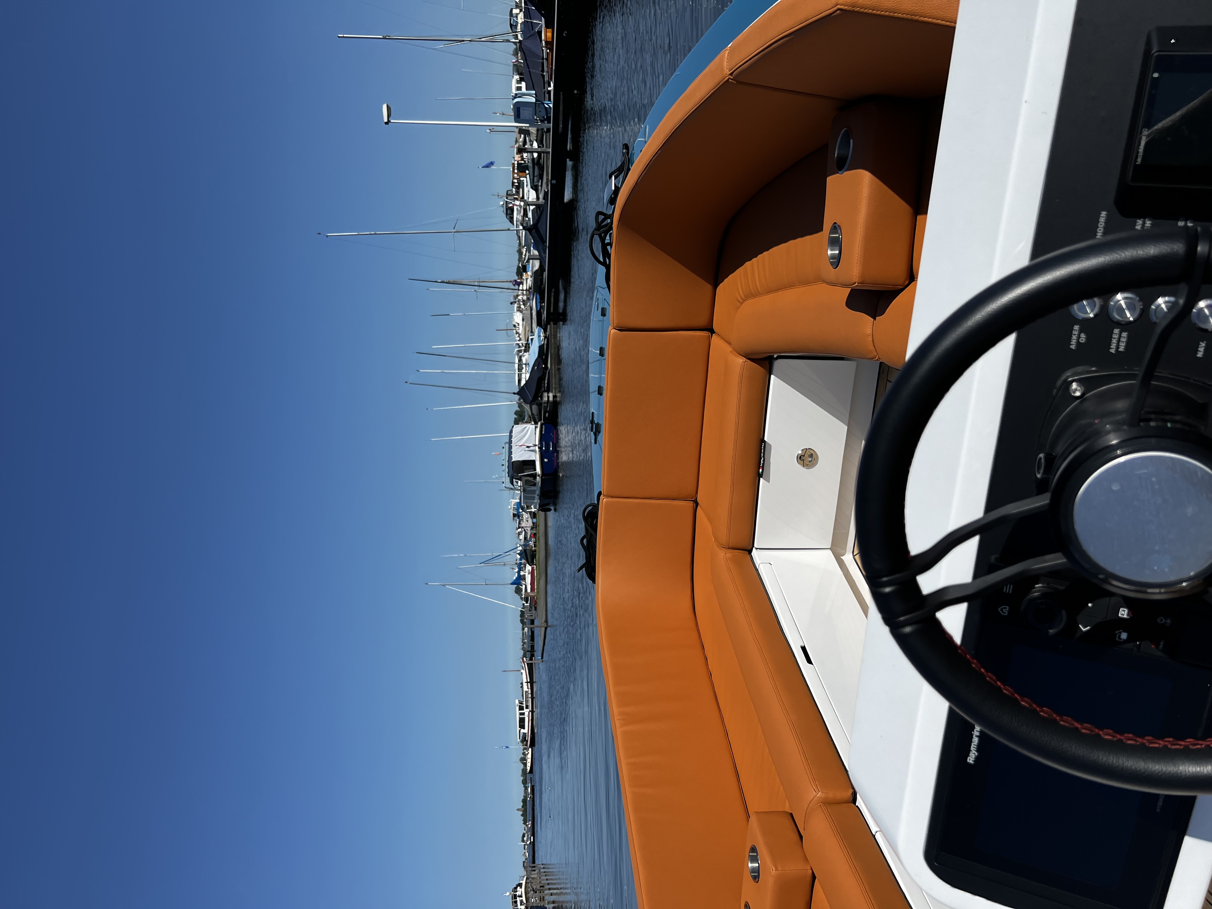 Sognare Amalfi 760 cockpit met caramel bekleding en Raymarine stuurwiel in de haven