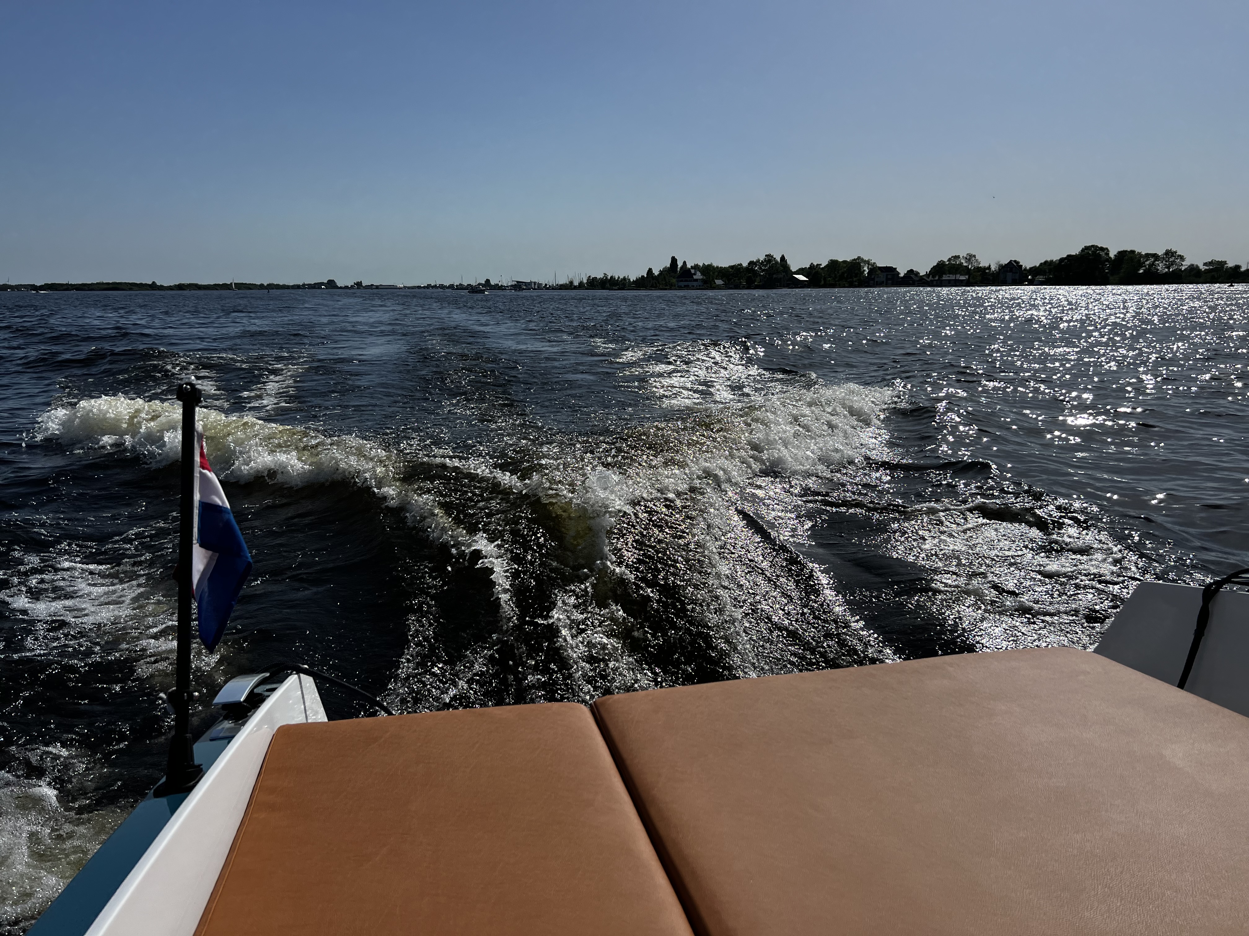 Sognare Amalfi 760 Hybrid in volle vaart, zonnige wake op het Braassemermeer