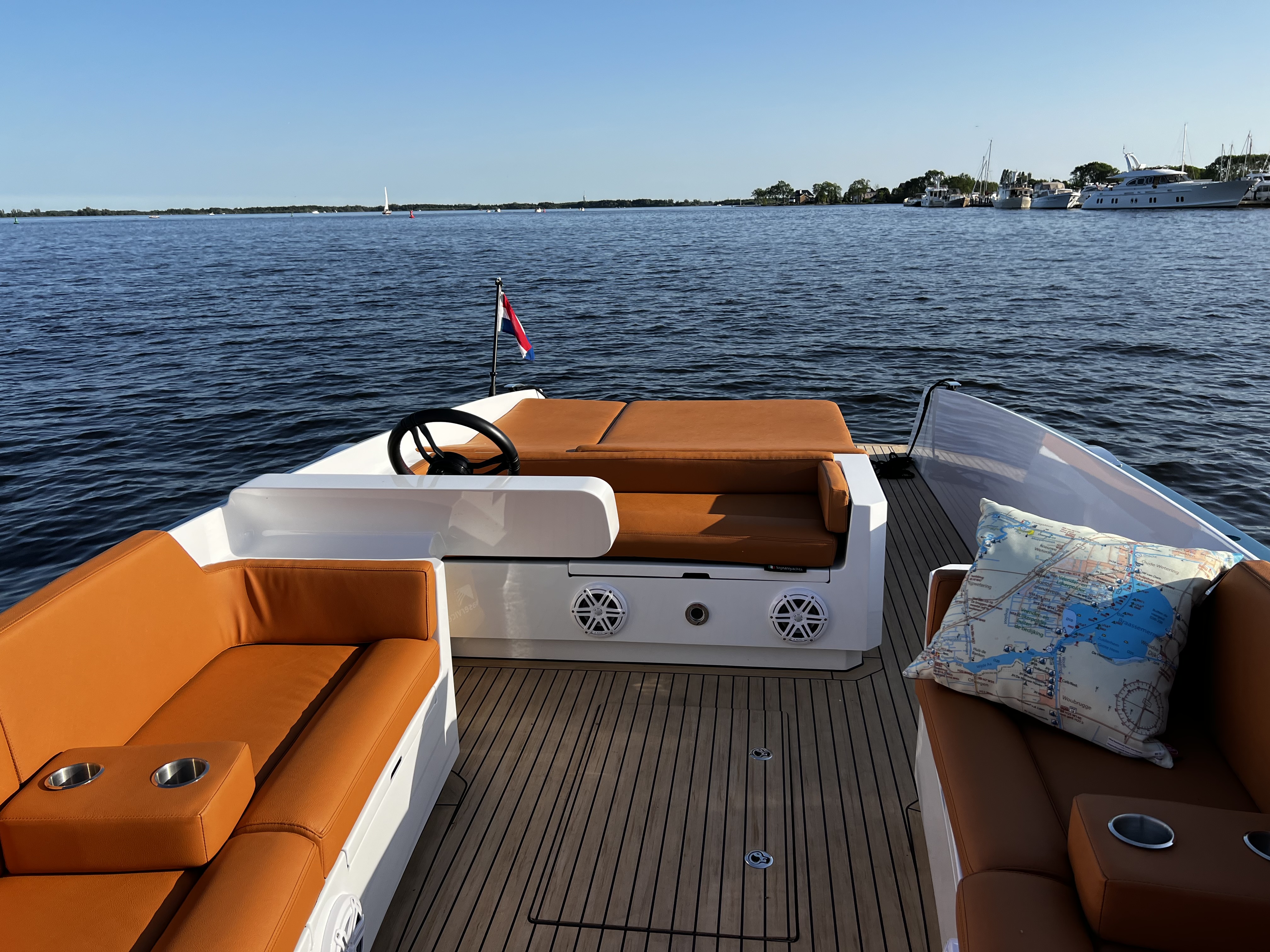 Sognare Amalfi 760 Hybrid dek met caramel bekleding en Flexiteek vloer in gouden licht