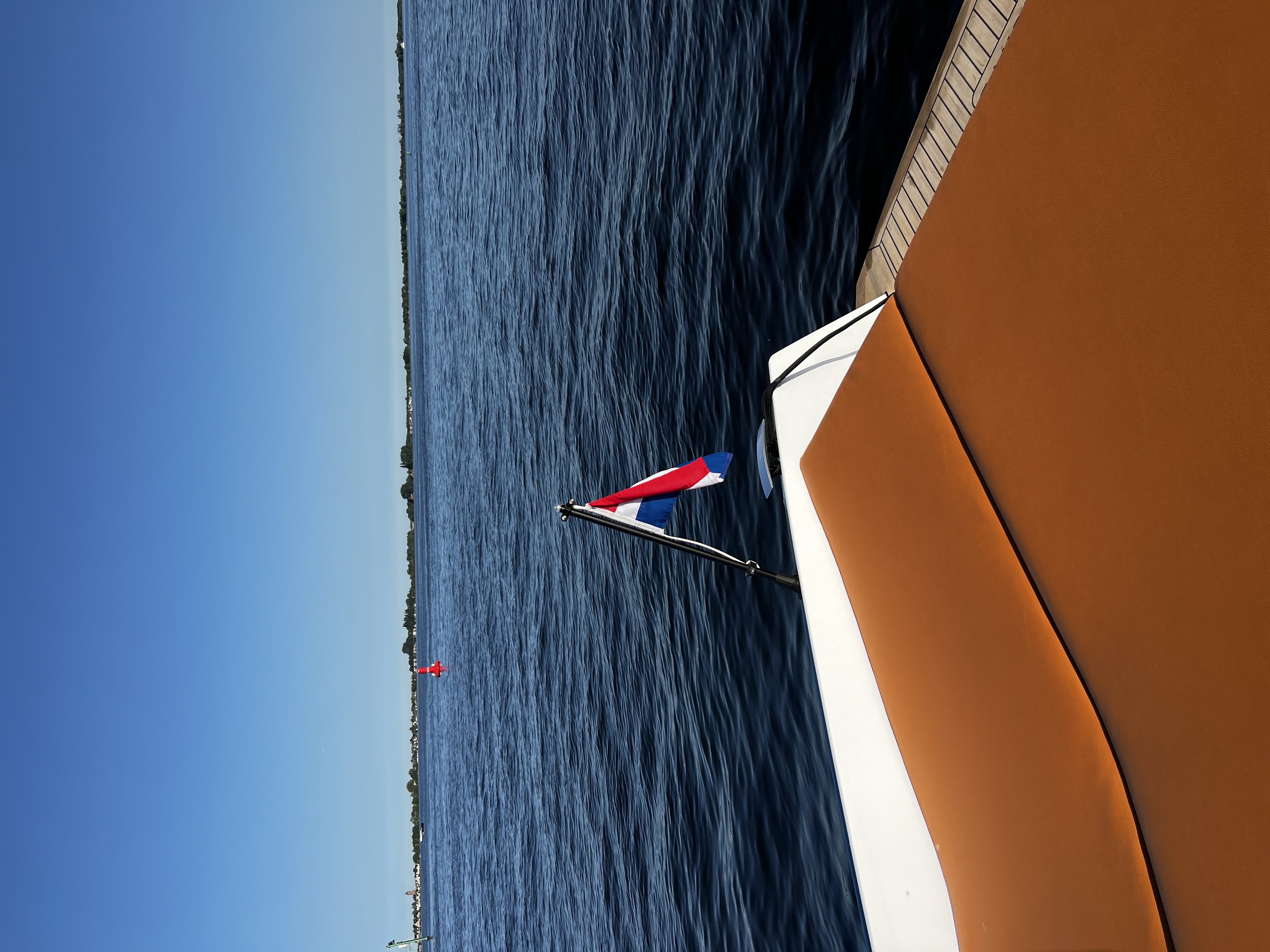 Sognare Amalfi 760 boeg met Nederlandse vlag op kalm blauw water