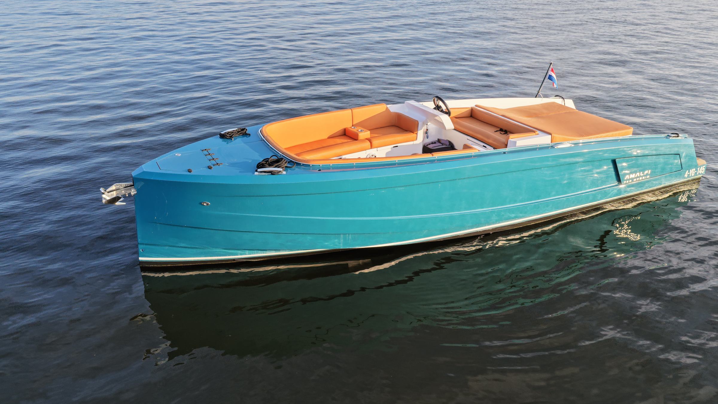 Sognare Amalfi 760 Hybrid schuin van voren op het water in avondlicht