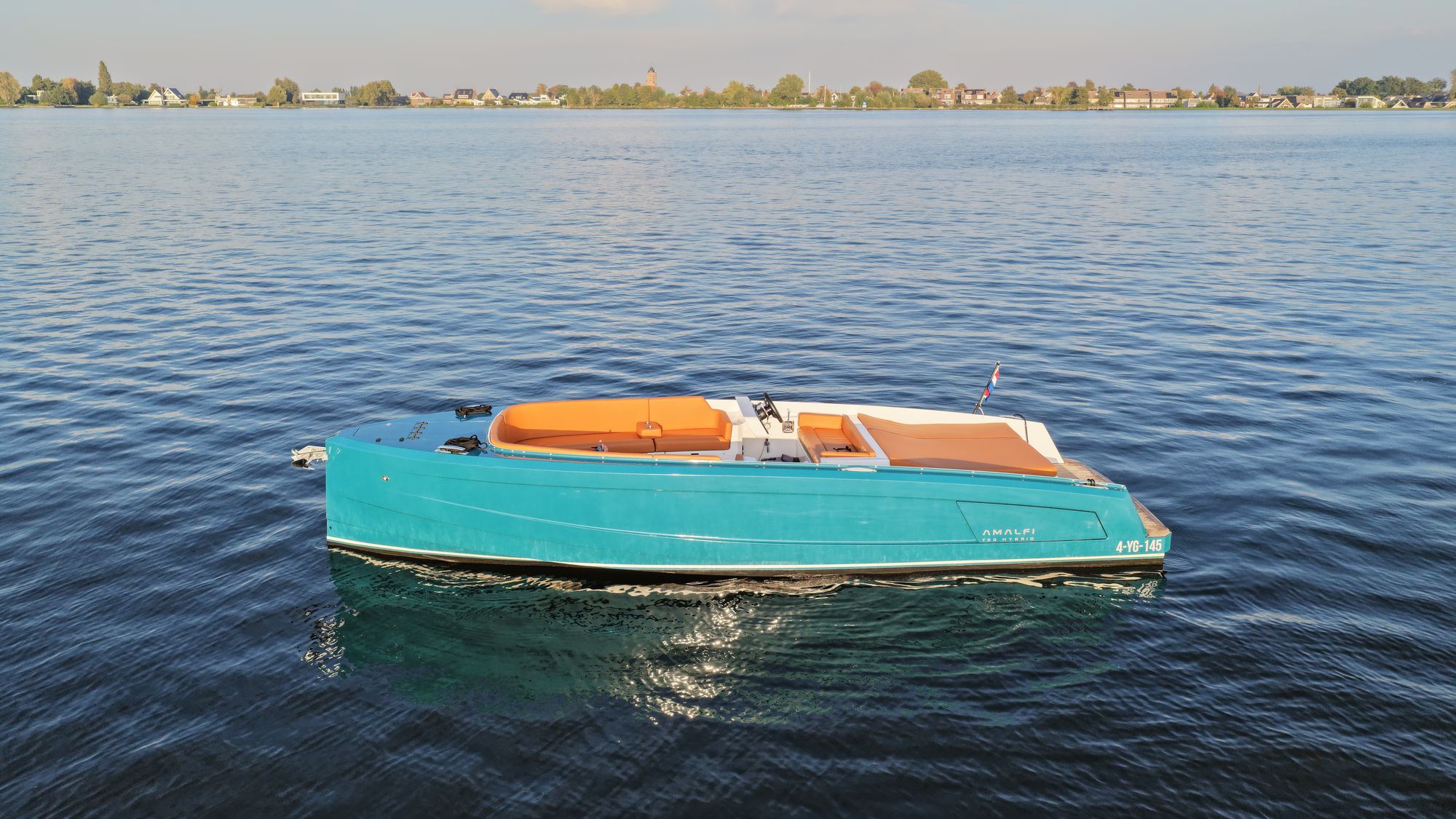 Sognare Amalfi 760 Hybrid aluminium daycruiser van opzij in avondlicht