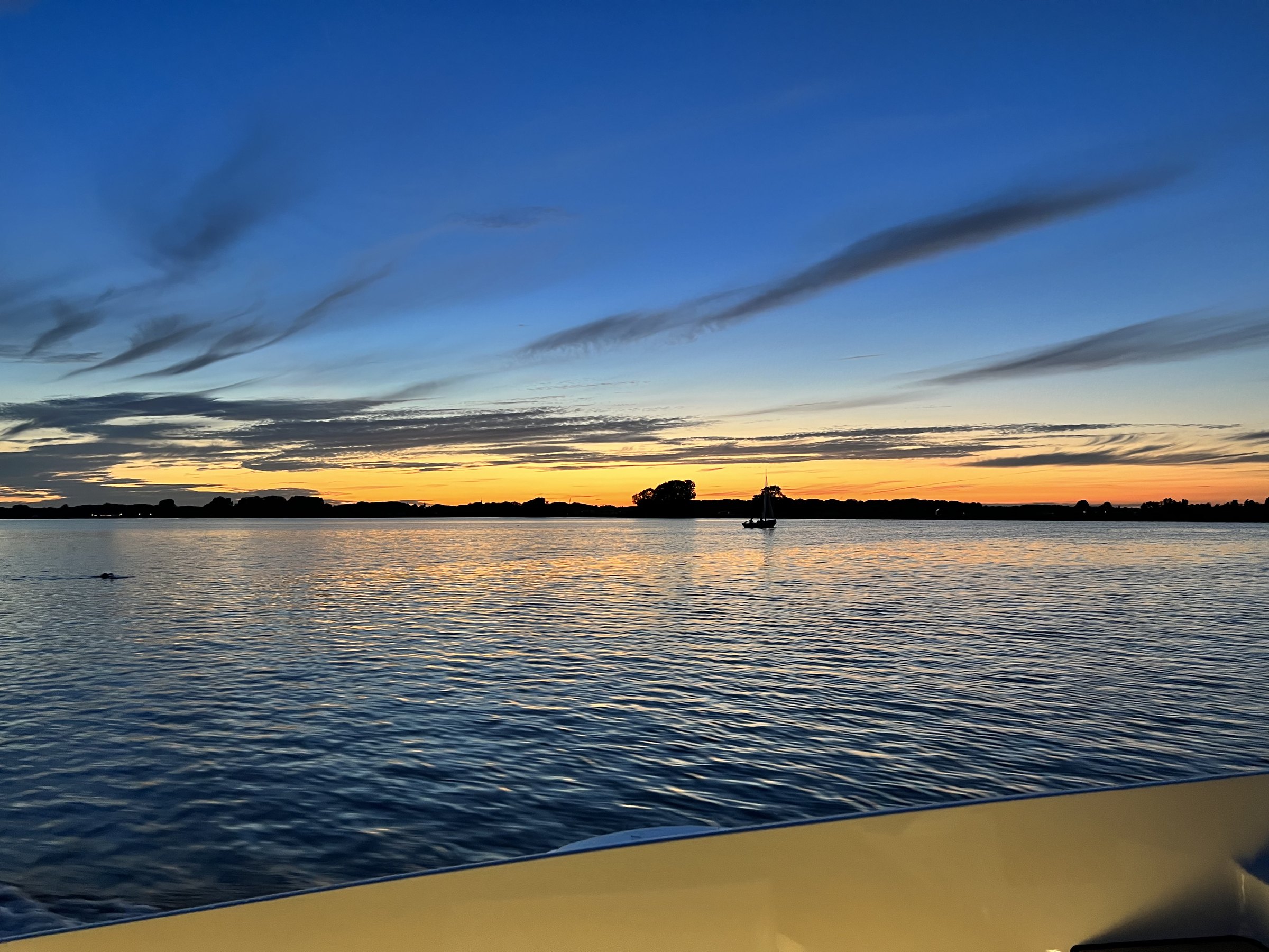 Sognare Amalfi 760 bij zonsondergang op het water