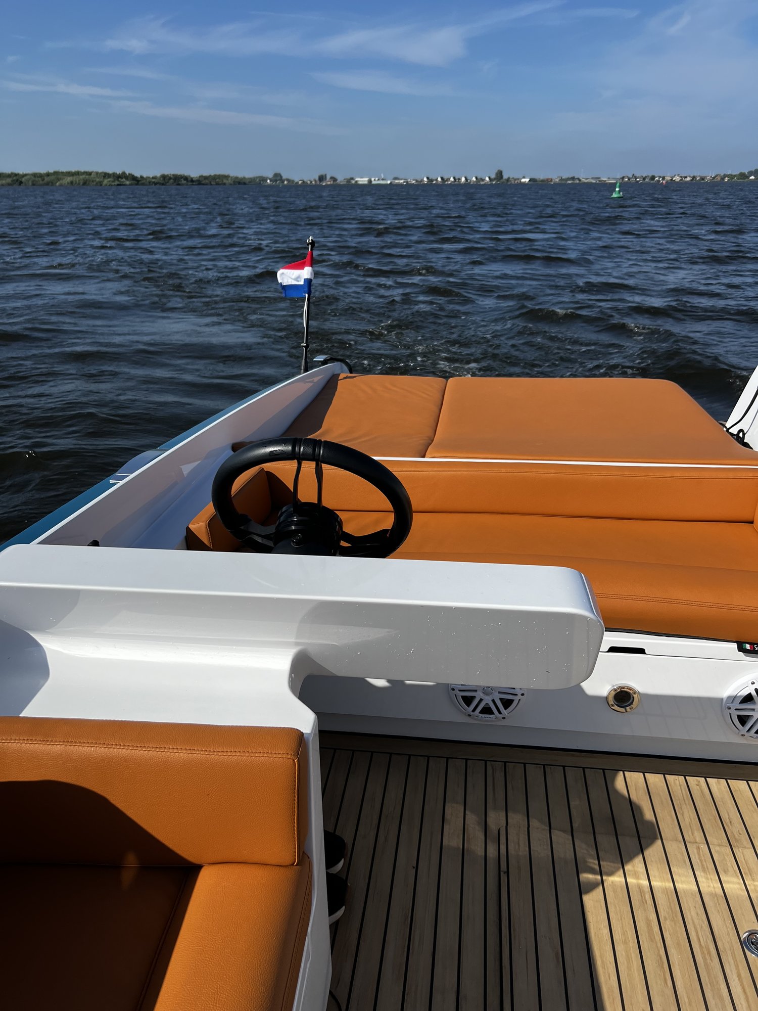 Stuurstand van de Sognare Amalfi 760 met caramel bekleding, varend op open water