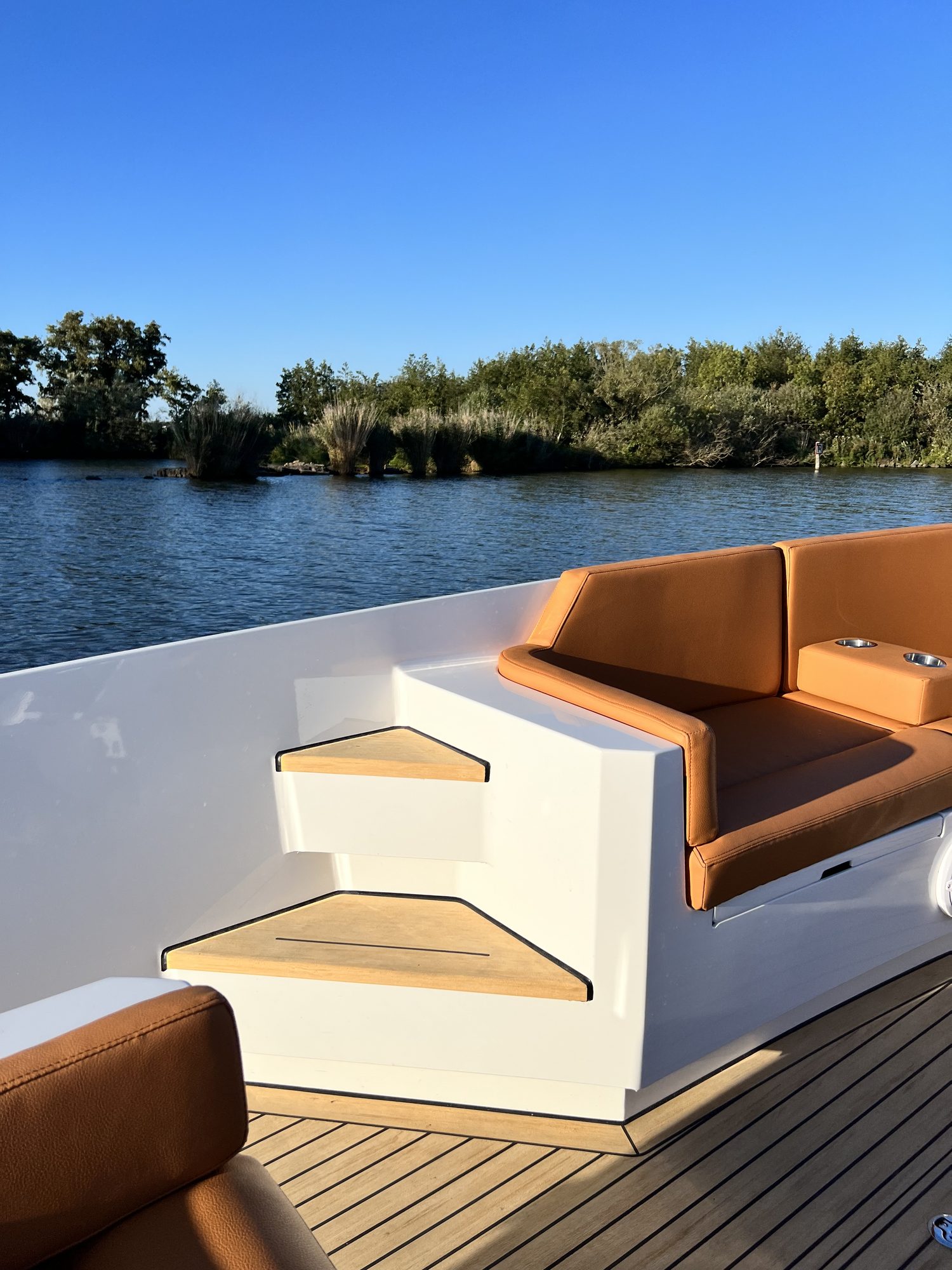 Handgemaakte teak traptreden in het gangboord van de Amalfi 760
