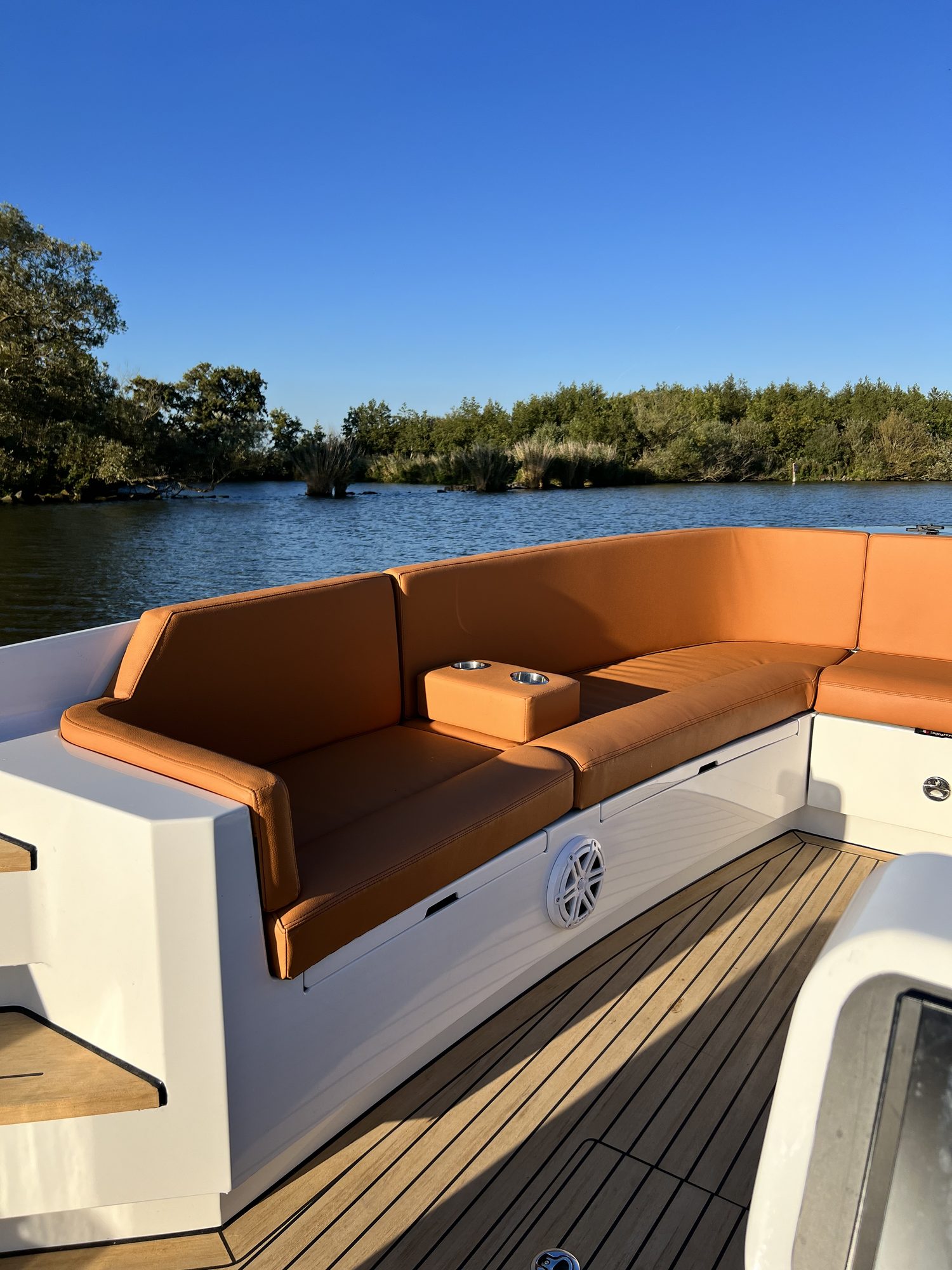 Caramel zitgroep van de Sognare Amalfi 760 in de avondzon