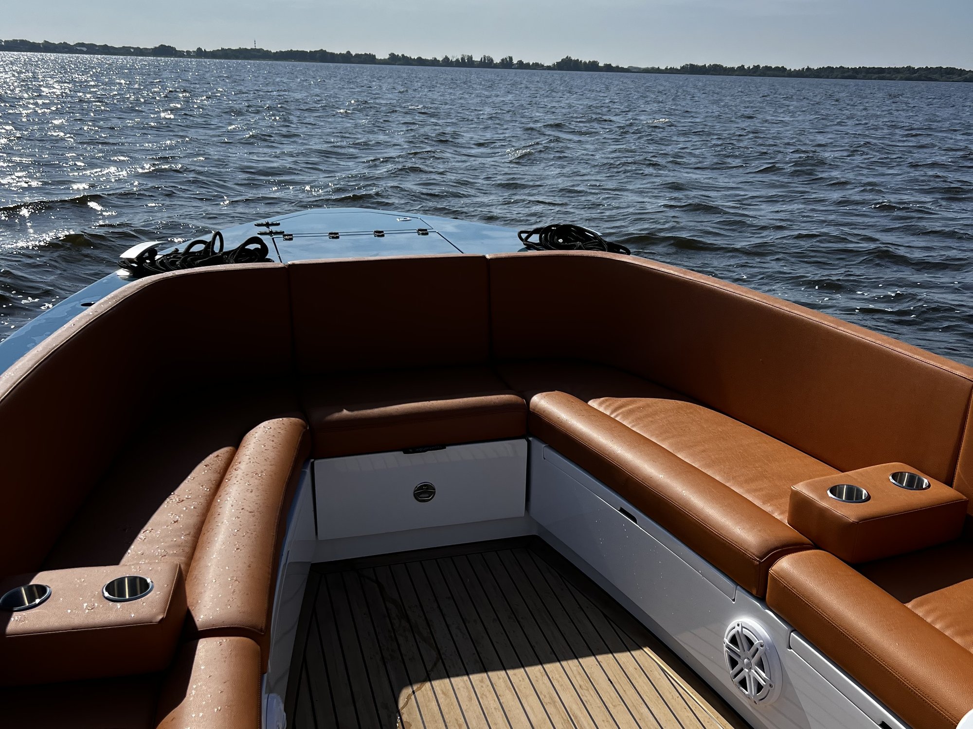 Aan boord van de Sognare Amalfi 760: caramel zitgroep en teakdek met uitzicht over het open water